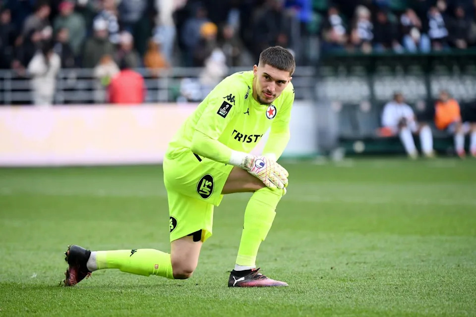Preview Lens Signs French U21 International Goalkeeper Robin Risser