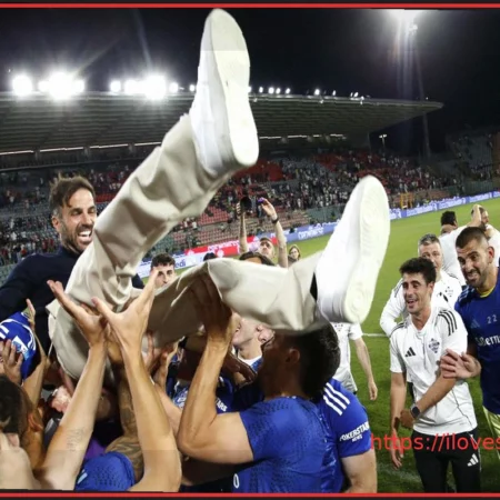 Como Celebrates Champions League Berth with Open-Top Bus Parade